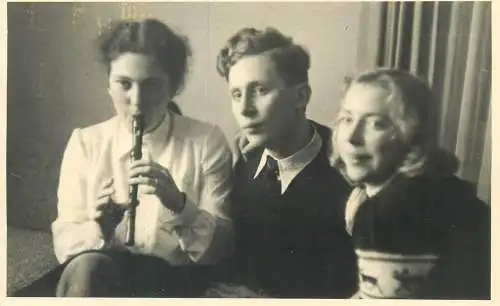 Social History vintage real photography anonymous people friends group picture