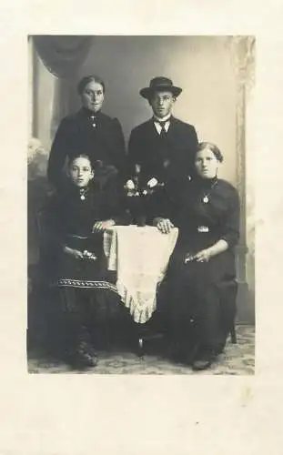 Hofphotograph Fischer Oettingen Bayern Vintage studio photography atelier photographers family photo anonymous people