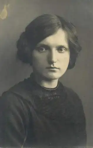 Herm. Eckner Studio Photography Atelier Weimar Vintage photography beautiful woman anonymous person photo portrait