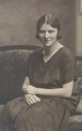 Heinr. Soller Schw. Gmund Vintage studio photography atelier anonymous person elegant young woman photo