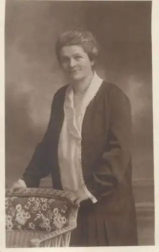 Social History Vintage atelier studio photography anonymous portrait elegant woman 1929 photo Aufgenamen Ostern