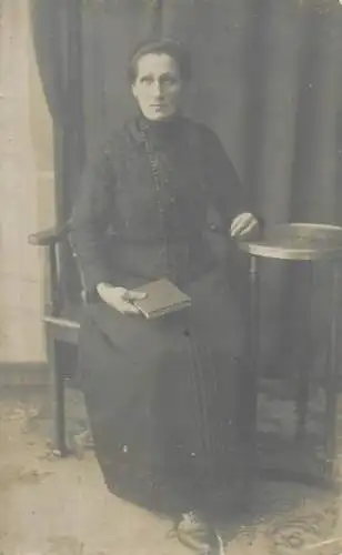Social History atelier studio photography anonymous person portrait woman 1917 photo