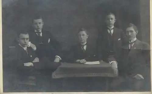 Atelier Westfalia Munster Social History studio photography anonymous person portrait elegant gentleman group photo