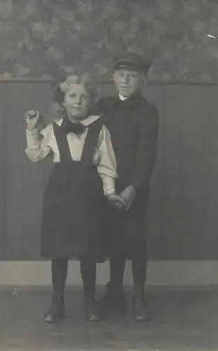 E. Lengerer Photogr. Atelier Freundenstadt studio photography anonymous person portrait boy and girl school uniform