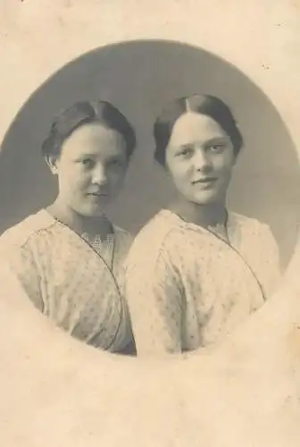 W. Mayer Phot Esslingen Social History Vintage studio photography anonymous person portrait twin sisters photo