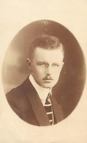 Atelier Victoria Dusseldorf Social History Vintage studio photography anonymous person portrait elegant gentleman photo
