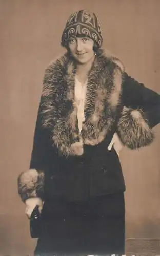 Social History Vintage studio photography atelier anonymous person portrait elegant lady photo 1925