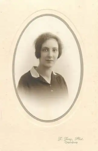 Social History Vintage studio photography Geneve J .Jung Phot. atelier anonymous person portrait woman photo