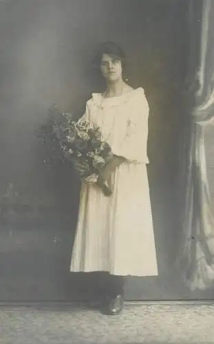 Vintage studio photography atelier anonymous person portrait 1923 Stuttgart social history woman flower bouquet photo