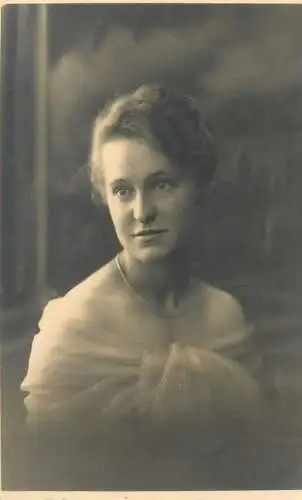 Foto Atelier Otto Eder Vintage studio photography photographers anonymous person beautiful elegant lady 1919  portrait
