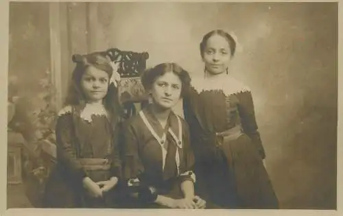 Atelier Grand City Berlin Vintage studio photography atelier mother and her daughters family portrait photo