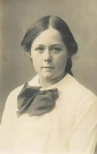 Herm Eckner Vintage studio photography atelier photographers 1913 woman real photo anonymous person portrait