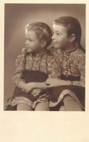 Otto Kaiser Linz Vintage studio photography atelier photographers anonymous person portrait sisters real photo
