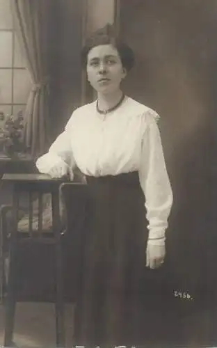Samson & Co. Duisburg Vintage studio photography atelier photographers elegant lady anonymous person portrait