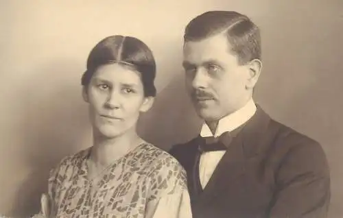 Vintage studio photography atelier photographers anonymous person couple portrait foto Gebr Strauss Stuttgart