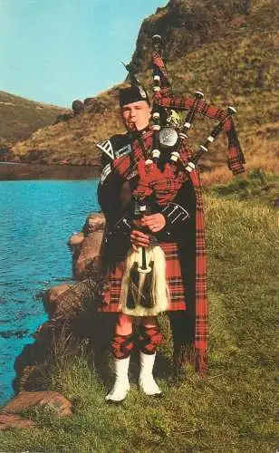 Postcard Seargent Piper of the King's own Scottish Borderers