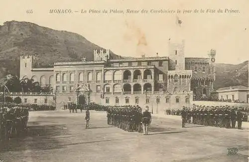 Postcard Monaco La Place du Palais revue des Carabiniers le jour de la fete du prince