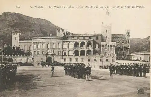 Post card Monaco La Place du Palais revue des Carabiniers le jour de la fete du prince