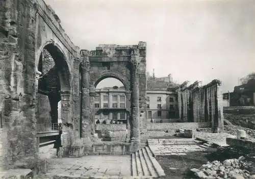 Postcard France Vienne les ruines du Portique Romain