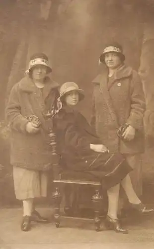 Social history Postcard women friends group photo