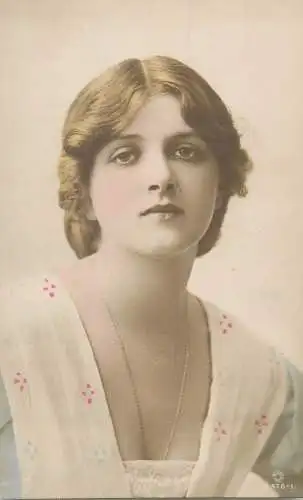 Postcard beauty British actress Miss Gladys Cooper 1915