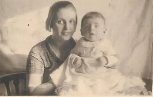 Children portraits & scene vintage photography 1928 mother and infant