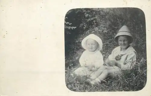 Children portraits & scene vintage photography smiling children with hats in the grass