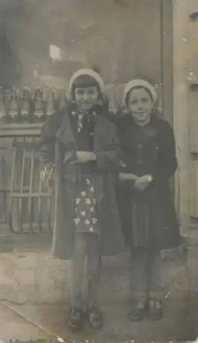 Children portraits & scene vintage photography girls in fancy clothes and hats