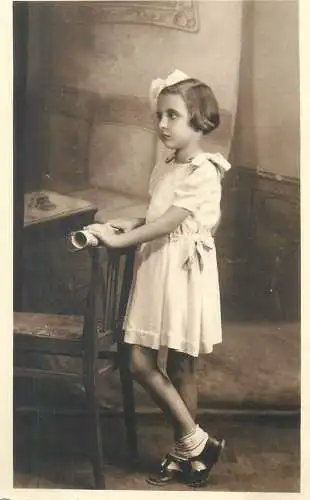 Children portraits & scene vintage photography young girl in white dress and bow