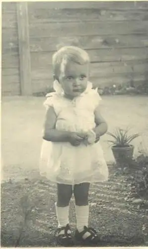 Children portraits & scene vintage photography small child in white dress beauty