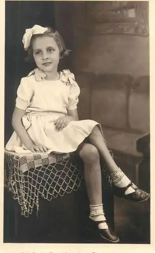 Children portraits & scene vintage photography young girl in dress and bow
