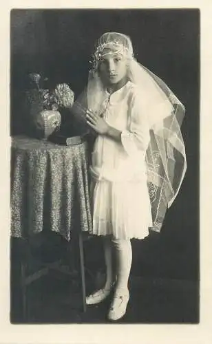 Children portraits & scene vintage photography young girl in white dress and veil praying 1926 communion