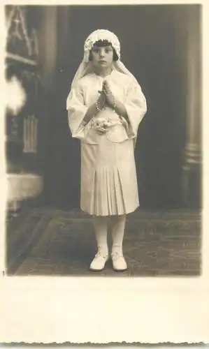 Children portraits & scene vintage photography girl beauty white wedding dress praying rozarium communion