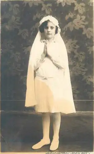 Children portraits & scene vintage photography girl beauty white wedding dress praying communion