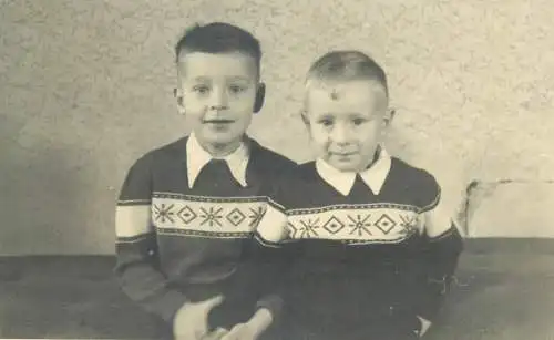 Children portraits & scene vintage photography brothers same shirt