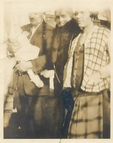 Photo ca. 6 x 9 cm social history family with child