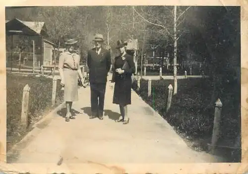 Photo ca. 6 x 9 cm social history elegant lady and gentleman hat
