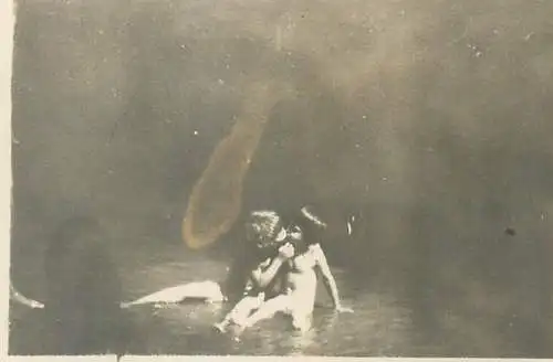 Photo ca. 6 x 9 cm social history chidren love lake stealing a kiss