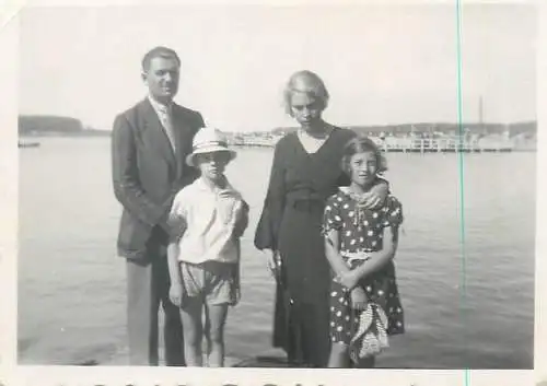 Photo ca. 6 x 9 cm social history family and children at the beach