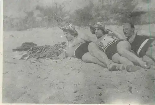 Photo ca. 6 x 9 cm social history friends at the beach