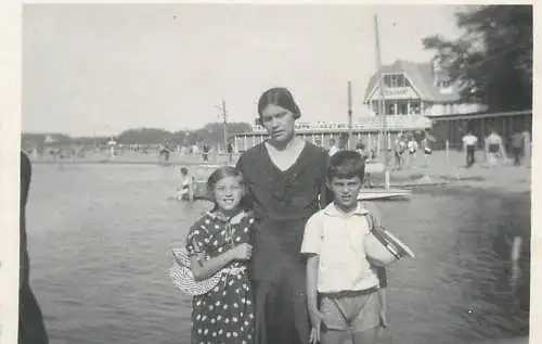 Photo ca. 6 x 9 cm social history mother and children