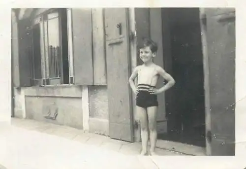 Photo ca. 6 x 9 cm social history boy in swimsuit