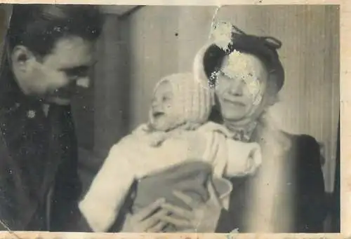 Photo ca. 6 x 9 cm social history family with baby