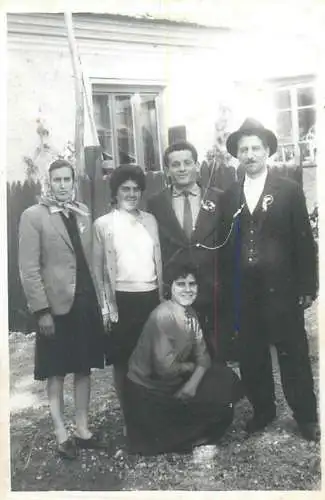 Photo ca. 6 x 9 cm social history family scene in yard wedding party