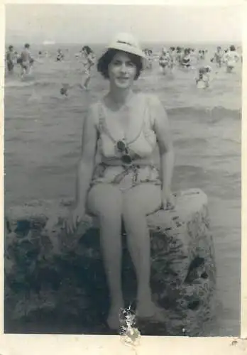 Photo ca. 6 x 9 cm social history woman at the beach sea