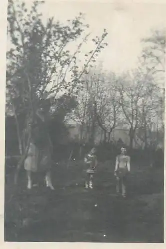 Photo ca. 6 x 9 cm social history children playing in the yard