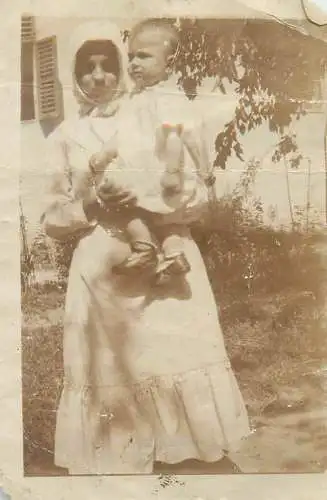 Photo ca. 6 x 9 cm social history woman and baby with hat