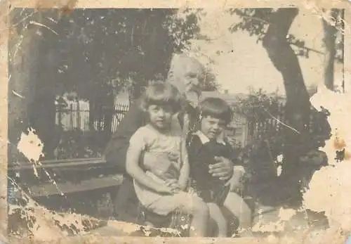Photo ca. 6 x 9 cm social history grandpa and children