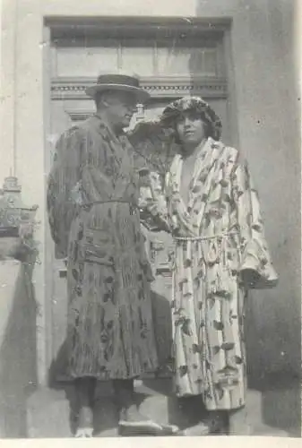 Photo ca. 6 x 9 cm social history couple in bath robes and hats