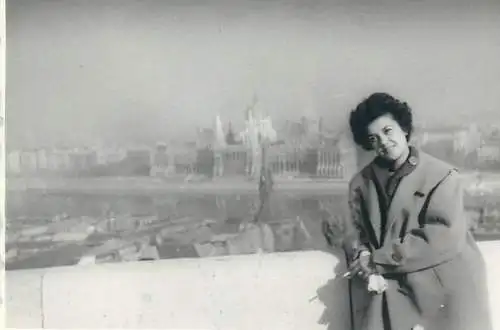 Photo ca. 6 x 9 cm social history Hungary Budapest parliament woman portrait